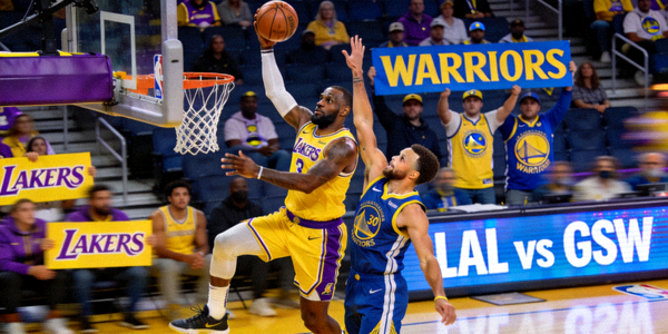 NBA湖人队与勇士队篮球比赛精彩瞬间图片
